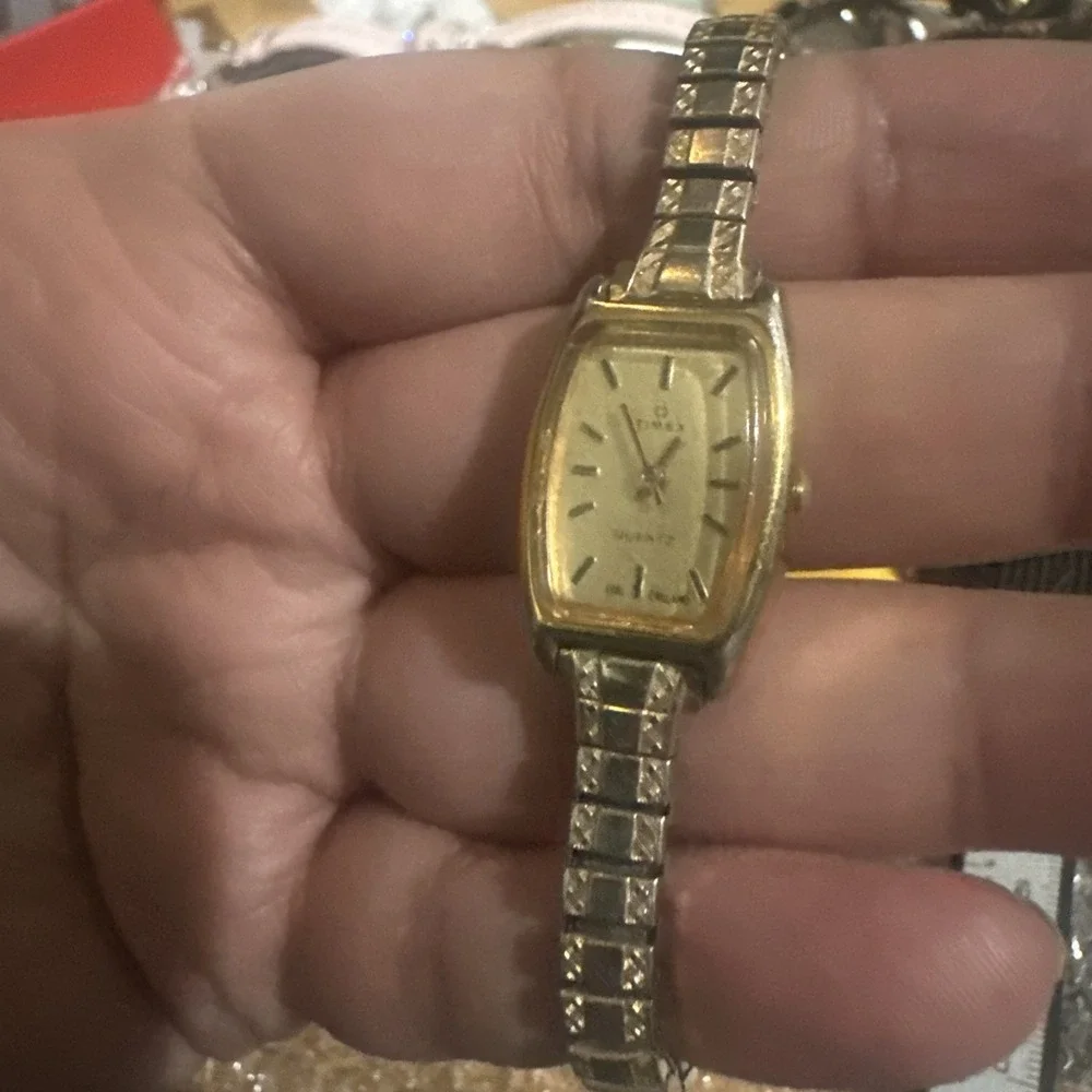 Works Timex Q Quartz Gold Tone Ladies Vintage 1980s Watch England Dial 17mm 6.5